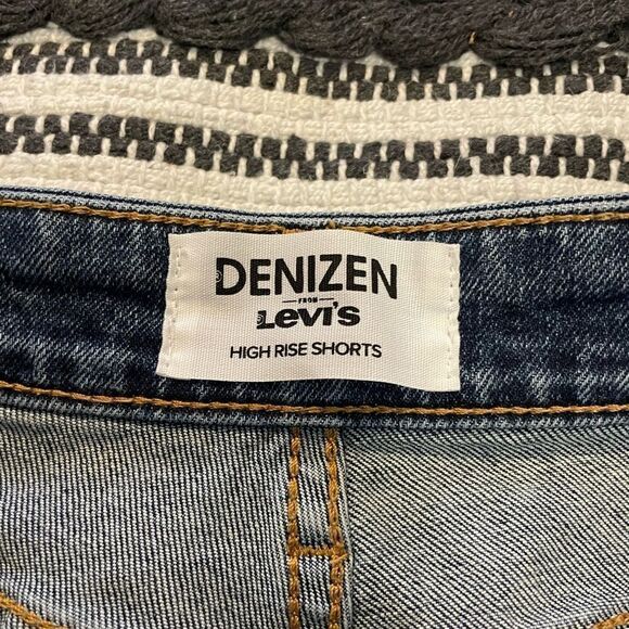 Levi’s High Rise Shorts size 2 - Picture 4 of 6
